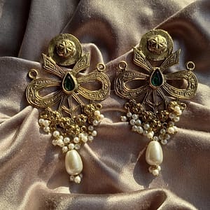 vintage bow pearl earring (green stone)