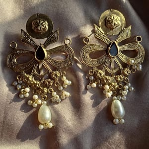 vintage bow pearl earrings (black stone)